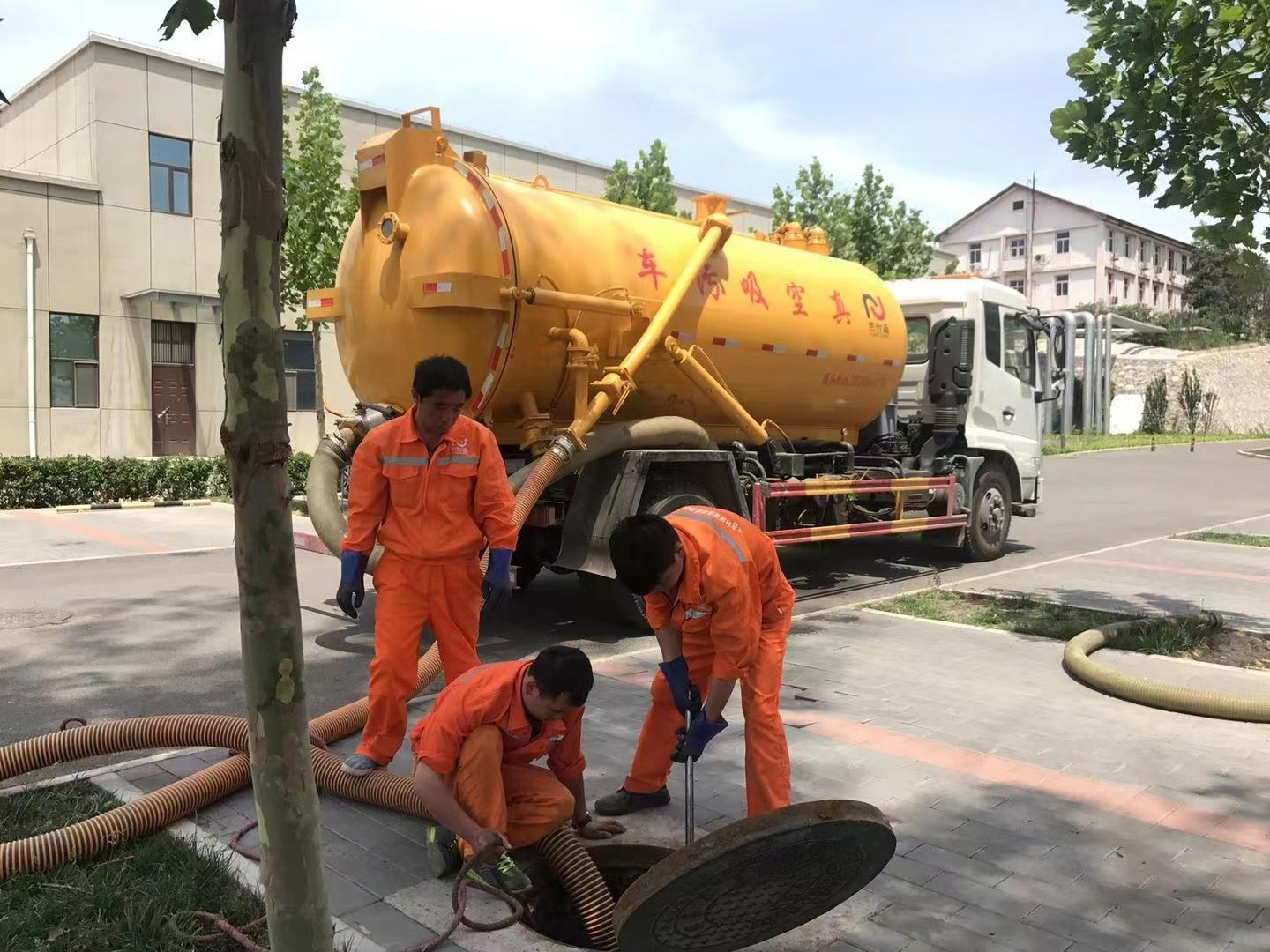 岚山管道疏通车停在窨井附近